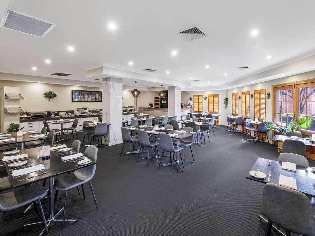Quality Hotel Melbourne Airport Restaurant photo